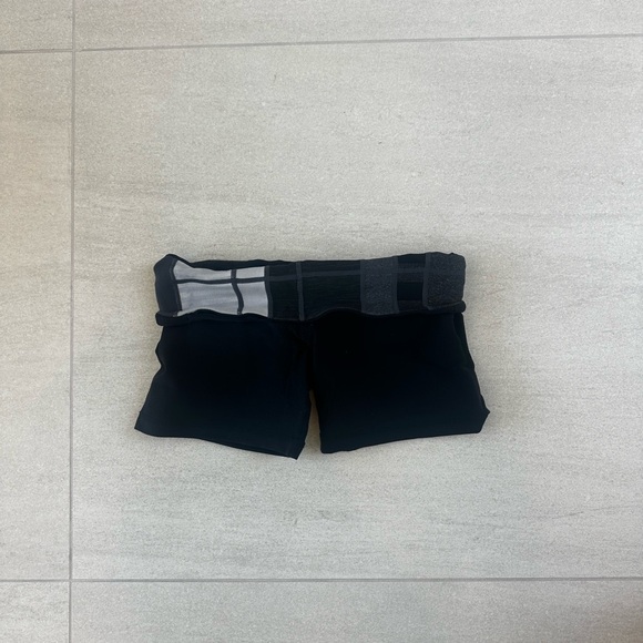 LULULEMON SHORTS - Picture 3 of 4